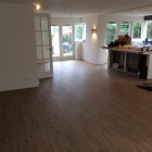 De PVC vloer is gelegd en de wandlampen en inbouwspots zijn gemonteerd De PVC vloer is gelegd en de wandlampen en inbouwspots zijn gemonteerd