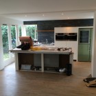Nog de laatste puntjes en de keuken is ook gereed Nog de laatste puntjes en de keuken is ook gereed
