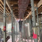 De bovenbalk wordt tussen de houten balken geplaatst De bovenbalk wordt tussen de houten balken geplaatst
